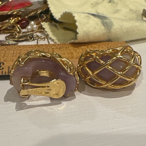 Vintage KJL Kenneth Jay Lane Gold Tone Dusty Pink Cabochon Clip-On Earrings - Picture 8 of 8